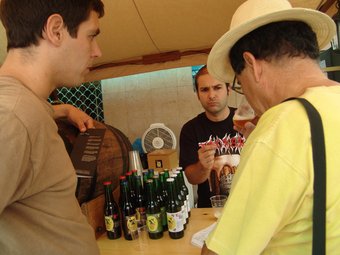 Un catador professional va fer ahir la seva valoració de les diferents varietats de cervesa que va tastar durant la Firagost a Valls. A. ESTALLO