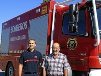 El nou camió, amb el president comarcal i el cap dels bombers. COMARCA DE LA LLITERA
