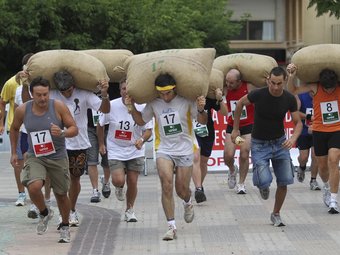 La cursa de portadors de sacs d'avellanes és un dels al·licients de la Fira de l'Avellana de Riudoms DIMAS BALAGUER
