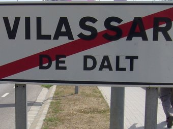 En el cartell que es troba a la sortida del municipi volen que hi digui només Vilassar. G.A