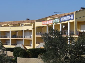 Una imatge dels pisos del complex Sun Village, amb pancartes que han posat els veïns. M.V