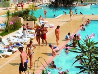 Turistes a la piscina d'un càmping d'Argelers.