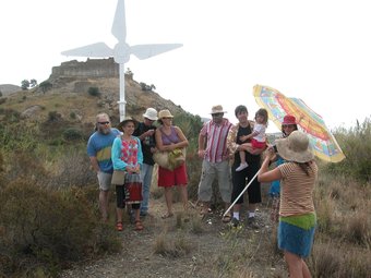 Els falsos turistes posant amb el Castell de Quermançó de fons. EL PUNT