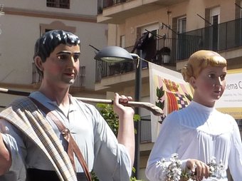 Manelic i Núria, els gegants de Ribes, en un cantó de la plaça ahir al migdia. R. E