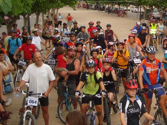 Un centenar de ciclistes van participar en la pedalada. El Punt