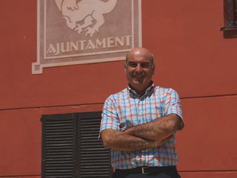 L'alcalde de Sant Jordi Desvalls, Joan Fàbrega, davant l'ajuntament J.N