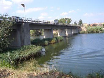 El pont del riu Fluvià a Sant Pere Pescador, des d'on es va veure el cos de la dona surant. MAR VICENTE