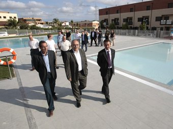 Carod-Rovira acompanya l'alcalde, Eudald Roca, en la inauguració del nou equipament esportiu. JOSÉ CARLOS LEÓN