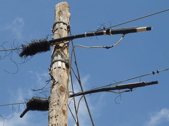 El cable telefònic que els lladres van tallar a la carretera GIP-5101 entre Cistella i Avinyonet de Puigventós Ò. PINILLA