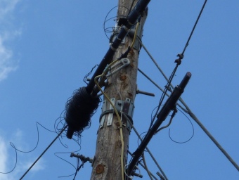 Un pal telefònic amb el cable de coure tallat en un robatori a Cistella l'any passat Ò. PINILLA