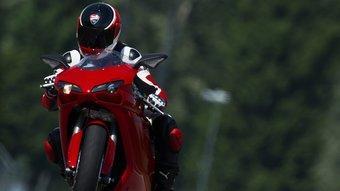 Ducati no havia construït mai una superbike tan lleugera i eficient com la 848 EVO. El minimalisme és a l'ordre del dia, fins i tot en la instrumentació digital.