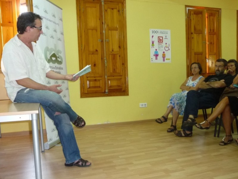 Vicente Cortés presenta “El tío Paragüero” a la biblioteca municipal de Figueroles de Domenyo. ESCORCOLL