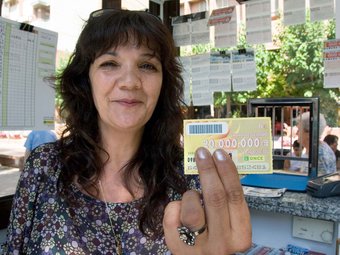 La venedora de l'ONCE Teresa Vallejo Asensio, mostrava ahir satisfeta un cupó del sorteig extraordinari. EFE