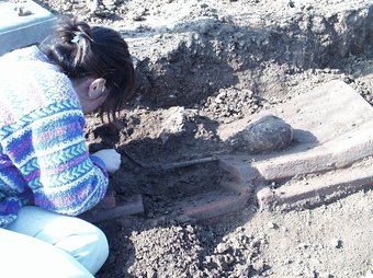 Una arqueòloga treballa en la necròpolis de Vilassar de Mar, al febrer del 2001. T.M