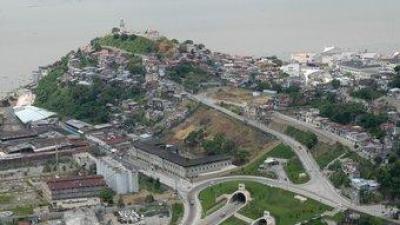 Vista de la zona adinerada de Guayaquil, amb els túnels que li fan d'accés. ARXIU
