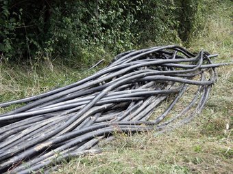 Cables de coure tallats i preparats perquè se'ls emportin els lladres, a Sant Martí de Llémena (Gironès) AVUI