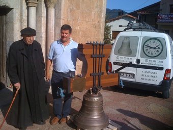 Un grup de veïns i de representants d'entitats de Llanars van regalar ahir la campana Lluïsa al rector de Llanars, mossèn Lluís Suriñach EL PUNT