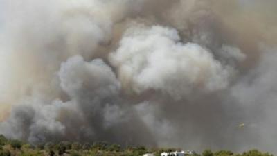 Una extensa columna de fum en l'incendi que crema a Eivissa des de diumenge EFE