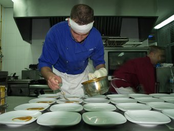 Rubén Ruiz prepara amb dedicació un tast a la cuina del restaurant. ESCORCOLL