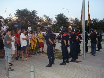 Un moment de la concentració que es va fer dimarts al vespre de suport al detingut davant de la comissaria dels Mossos d'Esquadra de Mataró i que va acabar amb diversos contusionats i un altre detingut EL PUNT