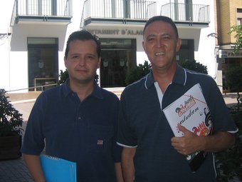 Vicent Forment i Gregorio García, davant les portes de l'Ajuntament. CEDIDA