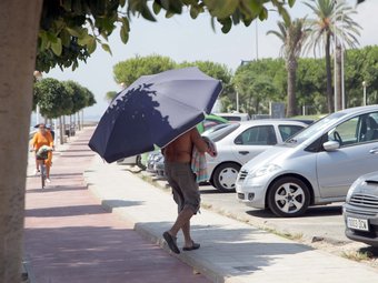 Tot si val a l'hora de protegir-se del sol i la calor, com demostrava ahir un turista a Cambrils JUDIT FERNÁNDEZ