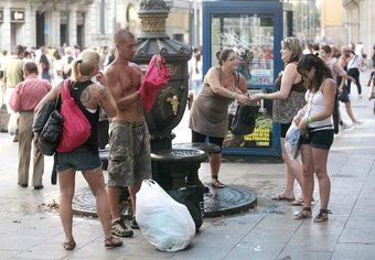 Turistes combaten l'onada de calor al centre de Barcelona ahir al migdia JOSEP LOSADA