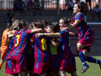 El Barça celebra la victòria als penals. PERE VIRGILI