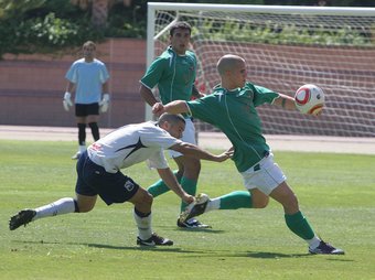 Mauri rebutja la pilota en el debut de lliga a Ascó.  M.M