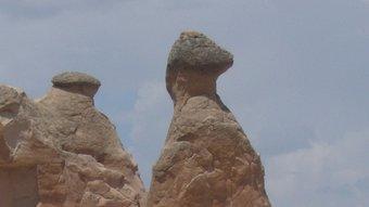 Les xemeneies de les fades presenten variades formes com la del barret o bolet i, fins i tot, la d'un camell.  J.B.B