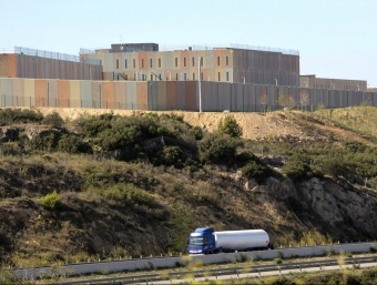 La nova presó de Figueres que s'ha construït al puig de les Basses i que ha d'entrar en servei l'any vinent. LLUÍS SERRAT