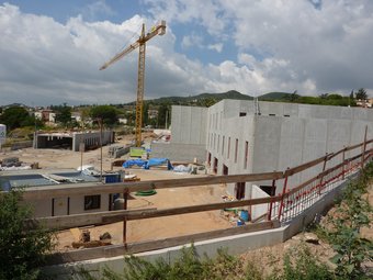 L'estructura exterior del nou edifici de l'escola Lola Anglada de Tiana ja ha començat a agafar forma. LL.A