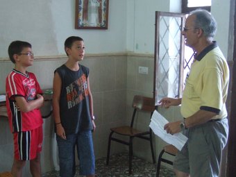 Dos dels tres joves que faran el cant del Sermó d'enguany a Agullent. CEDIDA