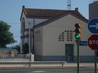 La seu de la policia local de Canet està situada a peu de l'N-II. E.F