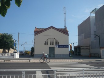 La seu de la policia local està ubicada a peu de la carretera N-II. E. FERRAN