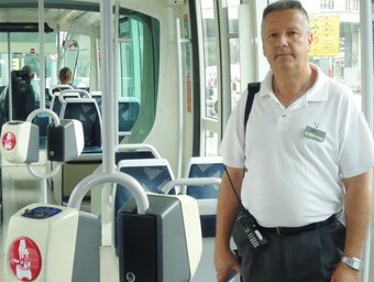 José Maria Garrido dins d'un tramvia. Boris Tinoco