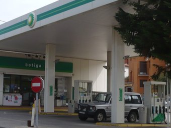 La gasolinera es troba a l'entrada a la vila venint de palafrugell A.V
