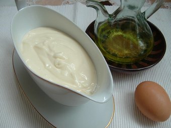 Oli i ou, ingredients per fer la maionesa ARXIU