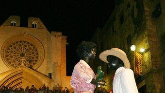 Els Negritos ballen a la plaça de les Cols, davant un públic que omple les escales de la Catedral, un dels espais més cobejats pels espectadors.  OLIVIA MOLET