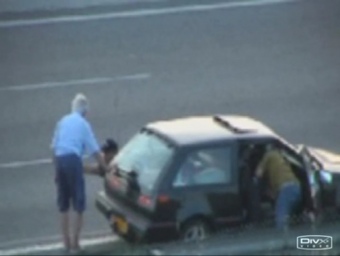 Un conductor revisa la roda posterior mentre un lladre li roba dins del cotxe ARXIU
