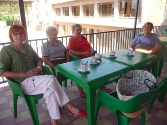 A la terrassa del bar del Casal a Vila-rodona, un grup de dones especulen. C.G
