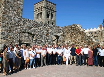 Foto de família dels alcaldes i regidors reunits avui a Sant Pere de Rodes.