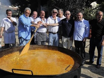 Sánchez Llibre remou el marmitako de tonyina cuinat per l'insigne periquito Justo Ruiz acompanyat pel seu germà, Collet, Condal. RCDE