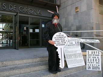 Pere Mià, disfressat de burro català, davant els jutjats de Girona.  MONTSE BARRERA