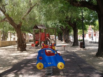 Parc Infantil existent al passeig central del poble. ESCORCOLL