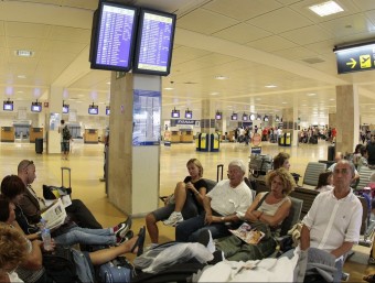 Viatgers a la terminal de l'aeroport de Girona. LLUÍS SERRAT