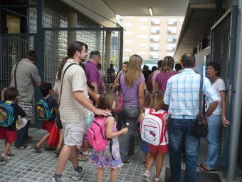 Alumnes ahir al matí entrant puntuals el primer dia a l'escola Montserrat Solà de Mataró LL. MARTÍNEZ