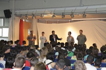 L'alcalde de Sabadell, Manuel Bustos, va fer una xerrada als alumnes de l'institut Les Termes.  E.A/J.A