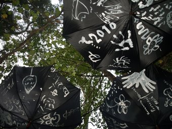 Alguns dels primers paraigües pintats al Balneari el passat 29 d'agost. ESCORCOLL