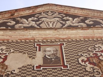 Mosaic de la façana de la fàbrica on està la imatge del besavi de Rita. CEDIDA